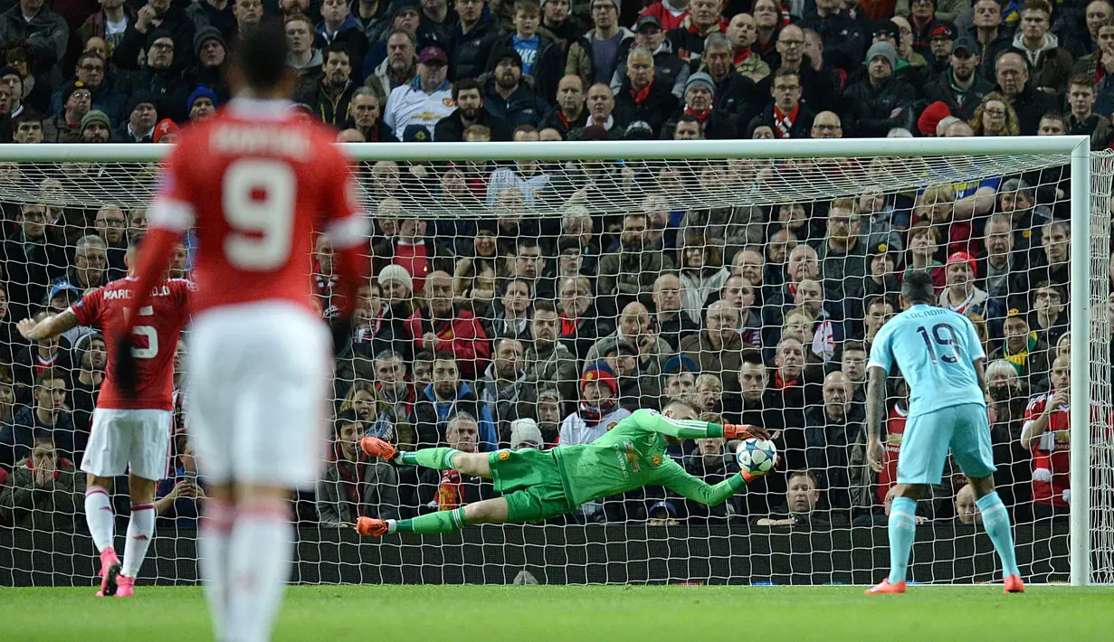 Kiper Manchester United, David de Gea menyelamatkan gawangnya pada laga liga Champions grup B antara Manchester United vs PSV Eindhoven di Stadion Old Trafford, Manchester, Kamis (26/11/2015) dini hari WIB.  (AFP Photo/Oli Scarff)