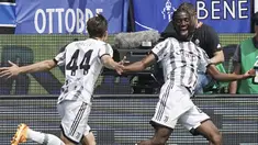 Selebrasi pemain Juventus, Samuel Iling-Junior (kanan), setelah mencetak gol pembuka bagi timnya ke gawang Atalanta di menit ke-56 pada pekan ke-34 Liga Italia 2022/2023 yang berlangsung di Gewiss Stadium, Minggu (7/5/2023). (AP/LaPresse/Spada)