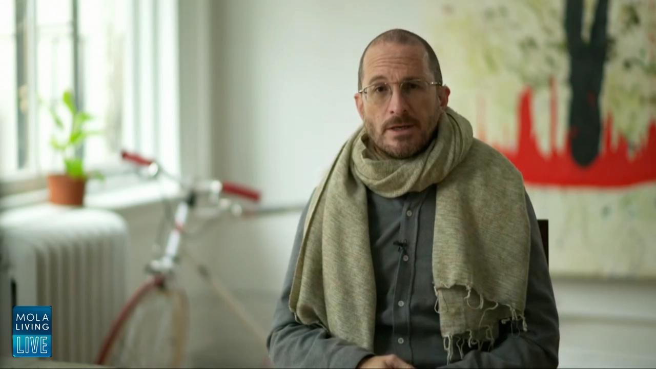 Darren Aronofsky dalam acara Mola Living Live. (Foto oleh: Mola TV)