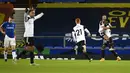 Pemain Fulham Josh Maja (kanan) merayakan bersama rekan satu timnya usai mencetak gol ke gawang Everton pada pertandingan Liga Inggris di Goodison Park, Liverpool, Inggris, Minggu (14/2/2021). Everton kalah 0-2 dari Fulham. (Michael Regan/Pool via AP)