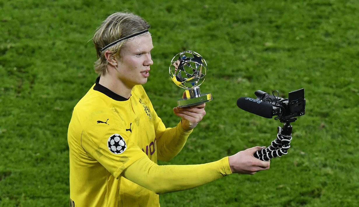 Pemain Borussia Dortmund, Erling Haaland, narsis usai menaklukkan Sevilla pada laga Liga Champions di Stadion Signal Iduna Park, Rabu (10/3/2021). Kedua tim bermain imbang 2-2. (AP Photo/Martin Meissner, Pool)