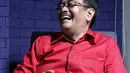Pembina Bara Baja Djarot Saiful Hidayat berpose saat pemotretan di kantor KLY, Jakarta, Rabu (19/9). Sebelum berkecimpung sebagai aktivis politik, Djarot merupakan sebagai dosen di Universitas 17 Agustus 1945, Surabaya.  (Liputan6.com/Herman Zakharia)