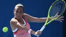 Petenis putri asal Italia Roberta Vinci mengembalikan bola pukulan lawannya asal Austria Tamira Paszek pada turnamen Australia Terbuka di Melbourne, Australia, (20/1/2016). (AFP/WILLIAM WEST)