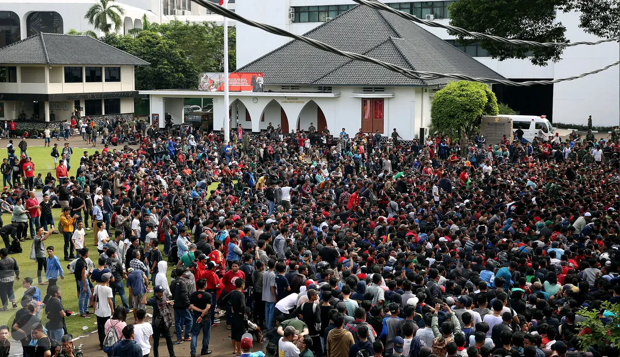 Antrean pembeli tiket Final Piala AFF di halaman Markas Garnisun Tetap 1, Gambir, Jakarta, Selasa (13/12). Final Piala AFF akan dihelat di Stadion Pakansari, Cibinong, Bogor pada Rabu, 14 Desember 2016 mendatang. (Liputan6.com/Johan Tallo)