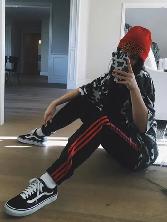 “Sesungguhnya itu Photoshop. Lihat saja ukuran kantong dan sabuk yang ada pada celananya begitu besar,” tulis salah satu netizen di kolom komentar pada foto itu. (Instagram/Kyliejenner)