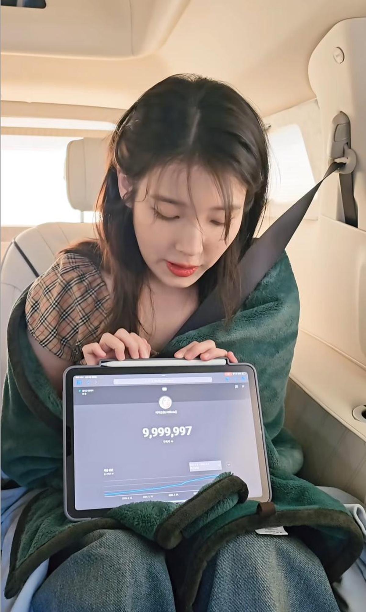 IU Rayakan 10 Juta Subscriber YouTube dengan  Penuh Canda dan Ungkapan Terima Kasih