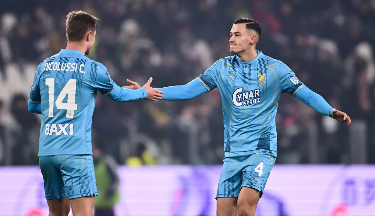 Pada laga kali ini, Jay Idzes, sukses mengukir sejarah dengan mencetak gol perdana di Serie A. Kapten skuad Garuda itu juga jadi orang pertama Indonesia yang berhasil mencetak gol di kasta tertinggi Liga Italia. (AFP/Marco Bertorello)