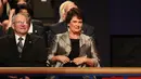 Anne Holton, istri Senator Tim Kaine, menyimak gelaran debat cawapres AS di Longwood University, Virginia, Selasa (4/10). Tim Kaine berhadapan dengan Mike Pence dalam debat perdana yang berlangsung kurang lebih selama 90 menit. (AFP/ Joe Raedle) 