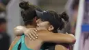 Petenis Kanada, Bianca Andreescu memeluk Jennifer Brady dari AS pada putaran ketiga tunggal putri kejuaraan tenis China Terbuka 2019 di National Tennis Center, Beijing, China (3/10/2019). Andreescu akan menghadapi mantan petenis nomor satu dunia, Naomi Osaka di perempat final. (AP Photo/Andy Wong)