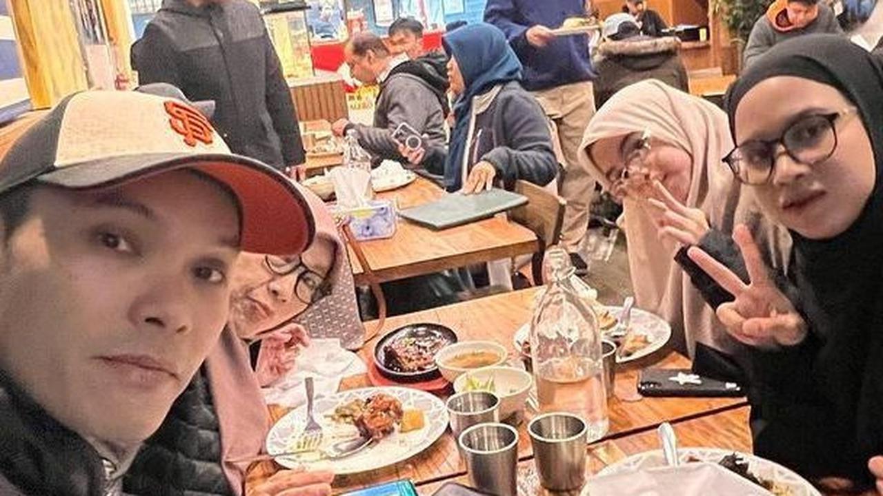 Tak hanya itu, Ben bersama keluarga juga terlihat makan bersama di salah satu restoran.
