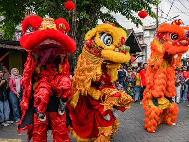 Para penari barongsai tampil di hadapan warga pada hari perayaan Tahun Baru Imlek di Kawasan Pecinan Surabaya, Jawa Timur pada Rabu 29 Januari 2025. (JUNI KRISWANTO/AFP)