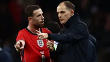 Pelatih Timnas Inggris asal Jerman, Thomas Tuchel (kanan), berbicara dengan gelandang Timnas Inggris, Jordan Henderson (kiri), saat jeda pertandingan persahabatan internasional antara Inggris dan Uruguay di Stadion Wembley, London barat, pada 27 Maret 2026. (Henry NICHOLLS/AFP)