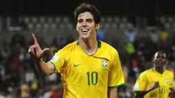 Gelandang Brasil, Kaka merayakan gol keempat timnya dalam pertandingan Piala Konfederasi antara Brasil vs Mesir, 15 Juni 2009 di Free State Stadium, Bloemfontein. Brazil mengalahkan Mesir 4-3. AFP PHOTO/ROBERTO SCHMIDT