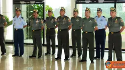 Panglima TNI Laksamana TNI Agus Suhartono, menerima pelaporan korps kenaikan pangkat 11 Perwira Tinggi (Pati) TNI di Ruang Hening Mabes TNI Cilangkap, Jakarta Timur, Kamis (14/6). (Pengirim: Badarudin Bakri Badar).