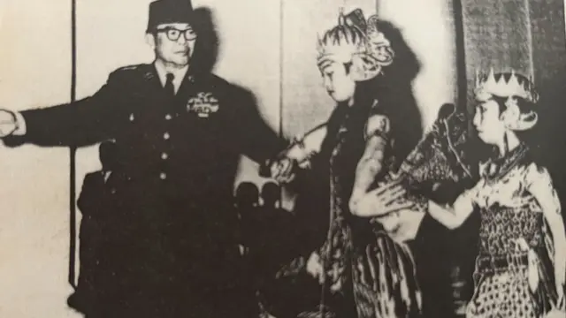 Sukarno mengajarkan tarian kepada putri-putri Hartini dari perkawinan Hartini terdahulu.