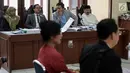 Juru bicara HTI Ismail Yusanto (kanan) bersama kuasa hukum penggugat hadir dalam sidang gugatan di Pengadilan Tata Usaha Negara (PTUN), Jakarta, Kamis (11/1). HTI beralasan doktrin khilafah tidak bertentangan dengan Pancasila. (Liputan6.com/Faizal Fanani)