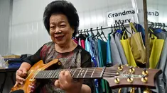 Mary Ho (81) melakukan latihan dengan gitar elektriknya di Singapura, 5 Agustus 2017. Nenek tujuh cucu itu tengah menjadi buah bibir karena akan tampil di hadapan puluhan ribu orang  pada peringatan ke-52 Hari Kemerdekaan Singapura. (Roslan RAHMAN/AFP)