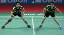 Tontowi Ahmad/Liliyana Natsir fokus menerima kok dari pasangan Malaysia, Tan Kian/Lai Peng pada babak pertama Indonesia Open 2018 di Istora Senayan, Jakarta, (3/6/2018). Tontowi/Liliyana menang 21-11 21-14.  (Bola.com/Nick Hanoatubun)