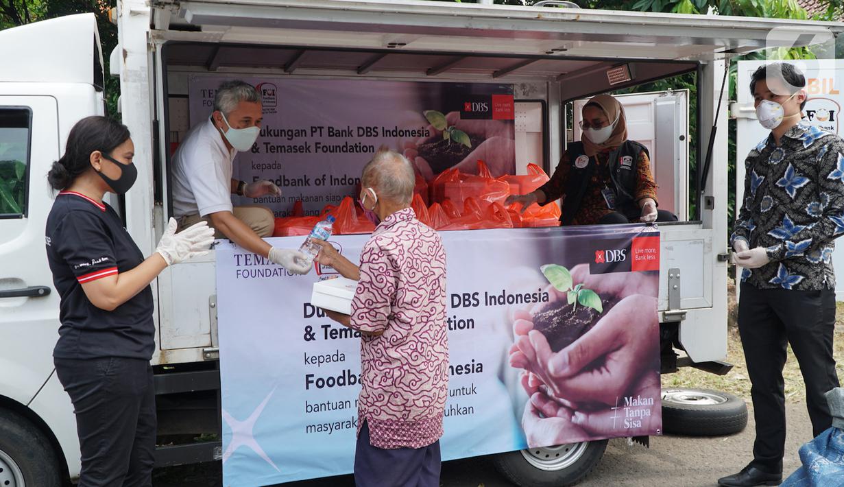 Sekretaris Pertama (Politik) Kedubes Singapura di Jakarta Matthew Chan didampingi Head of Group Strategic Marcomm PT Bank DBS Indonesia menyaksikan bantuan kepada masyarakat terdampak COVID-19 di RPTRA Pesona Manggarai, Jakarta. (Liputan6.com/HO/Isa)