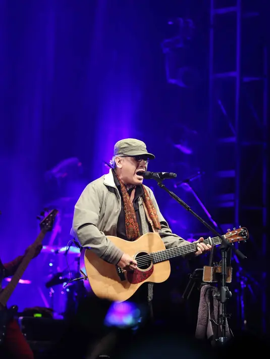 Iwan Fals membawakan lagu, "Kalau Takut, Jangan" dan "Lawan Korupsi", yang liriknya dibuat Abraham dan Bambang. (Nurwahyunan/Bintang.com)
