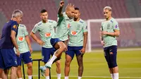 Pemain Brasil Dani Alves (tengah) dan rekan satu timnya berolahraga saat sesi latihan di Stadion Grand Hamad, Doha, Qatar, 29 November 2022. Brasil akan menghadapi Kamerun dalam pertandingan sepak bola Grup G Piala Dunia 2022 pada 2 Desember. (AP Photo/Andre Penner)