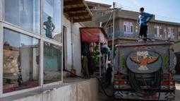 Penduduk Kabul harus mengangkut air dengan jeriken-jeriken besar dari sumur atau membeli dari truk pengangkut dengan harga setidaknya lebih mahal dua kali lipat dari perusahaan air minum milik negara. (Wakil KOHSAR/AFP)