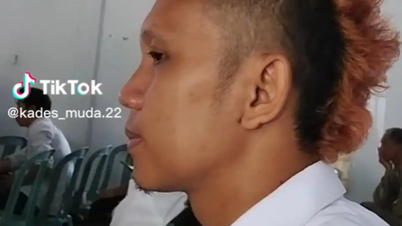 Kades Berambut Mohawk