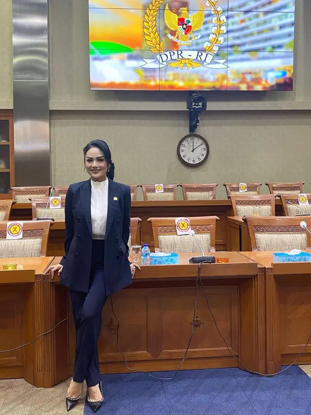 6 Gaya Krisdayanti saat Ngantor di DPR, Curi Perhatian