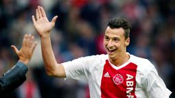 Zlatan Ibrahimovic memiliki gaya rambut pendek saat bergabung dengan Ajax Amsterdam pada 2002. Ibrahimovic bergabung dengan Ajax selama tiga tahun dari 2001-2004 usai hengkang dari Malmo FC. (Photo by CONTINENTAL/ANP/AFP)