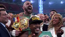 Petinju Inggris Tyson Fury merayakan dengan istrinya Paris, kanan, dan pelatih SugarHill Steward setelah mengalahkan Dillian Whyte juga dari Inggris untuk memenangkan pertarungan gelar kelas berat WBC di Stadion Wembley, London, Minggu (24/4/2022) dini hari WIB. (Nick Potts/PA via AP)