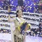 Pemenang Puteri Indonesia 2020 Rr Ayu Maulida Putri (tengah) asal Jawa Timur mengangkat piala dalam acara malam puncak di Jakarta, Jumat (6/3/2020). Ayu Maulida menjadi pemenang setelah menyisihkan tiga pesaingnya. (Fimela.com/Bambang E Ros)