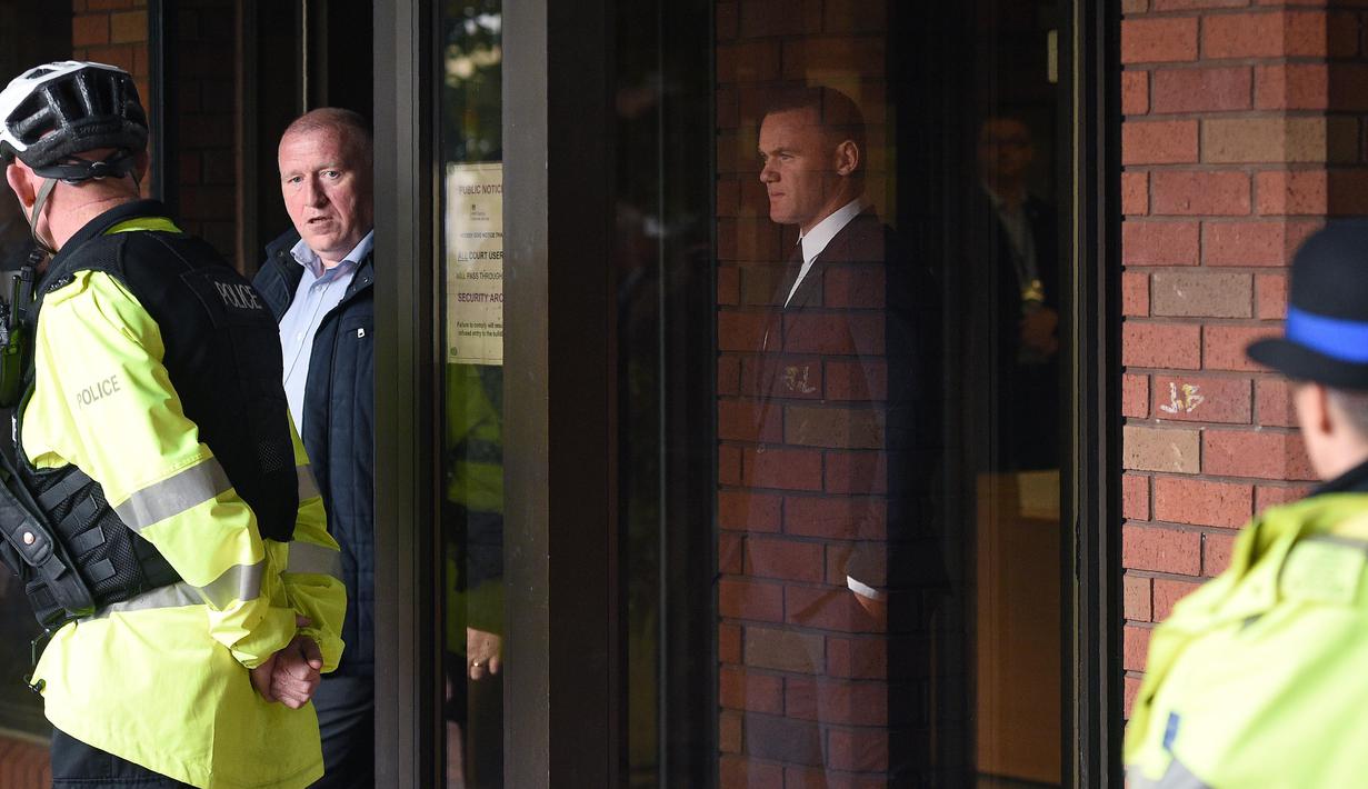 Rooney dilarang mengemudi selama dua tahun oleh pengadilan Stockport Magsitrates, Inggris (18/9/2017). Rooney diadili karena kedapatan mabuk saat mengemudi. (AFP/Oli Scarff)