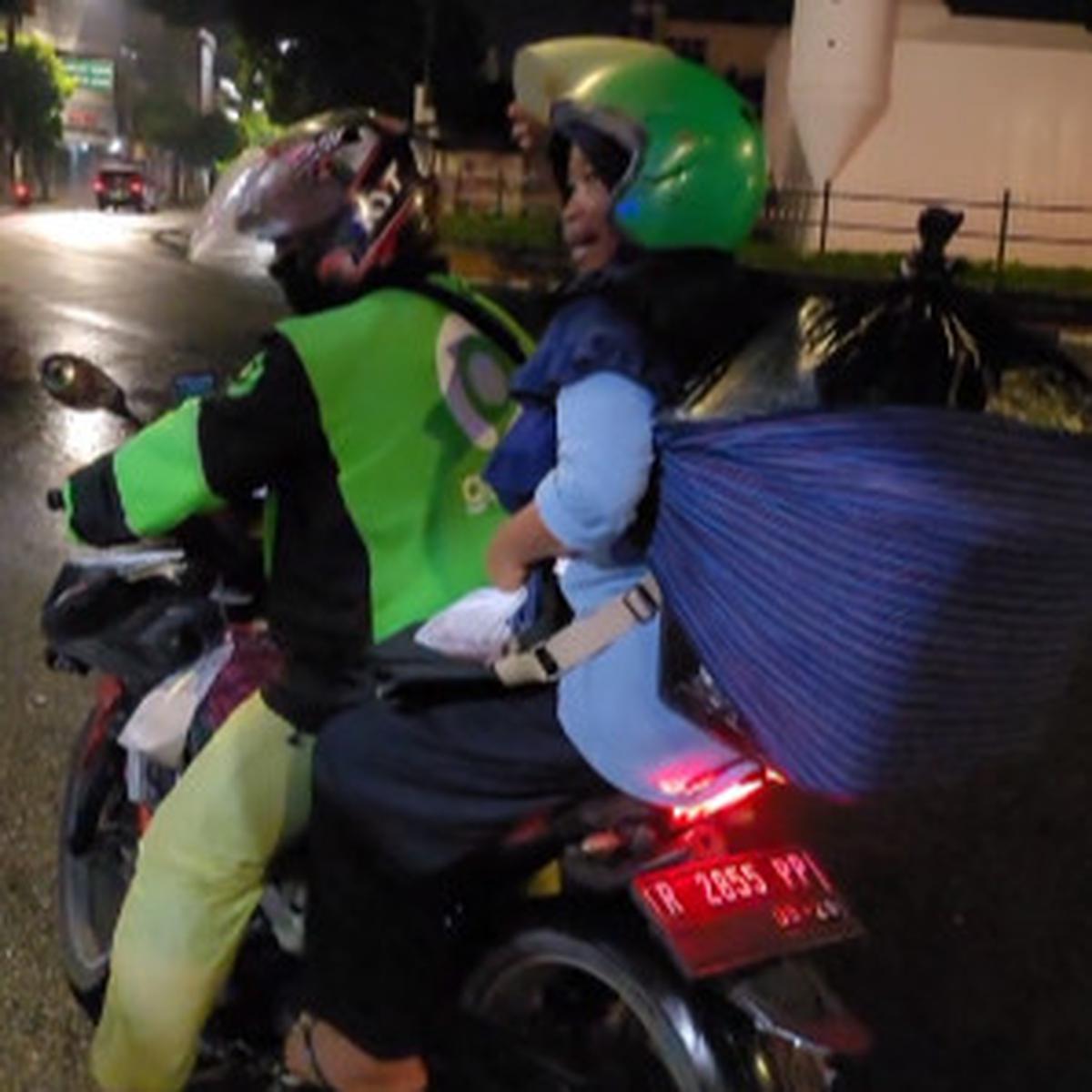 Potret Haru Seorang Ibu Pulang Sendiri Tengah Malam Usai Jualan di Pinggir Jalan