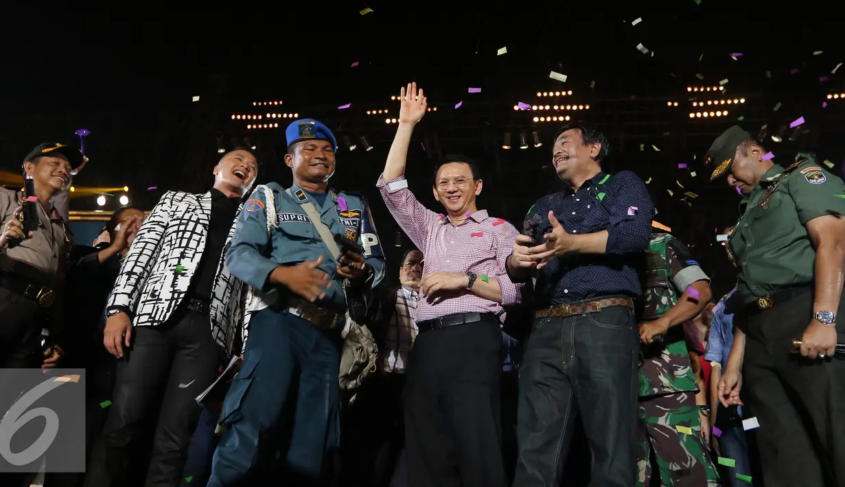 Basuki Tjahaja Purnama atau  di sapa Ahok melambaikan tangan seusai perayaan tahun baru 2016 di panggung Move On Party 2016 di Pantai Carnaval Ancol, Jakarta, Jumat (1/1/2016). (Liputan6.com/Herman Zakharia)