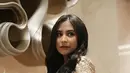 Bintang film Danur Prilly Latuconsina sedang menikmati kesibukan barunya. Ia menjadi mahasiswi di London School of Public Relation jurusan Enterpreunership. Meski sebagai artis dalam kampus ia melepas semuanya. (Nurwahyunan/Bintang.com)