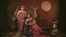 Potret pertama dalam bidikan kamera fotografer Rio Motret, Kaesang dan Erina terlihat memukau dalam balutan busana adat Bali Payas Agung warna merah burgundy dan ungu tua dari Tirta Harum. @kaesangp.