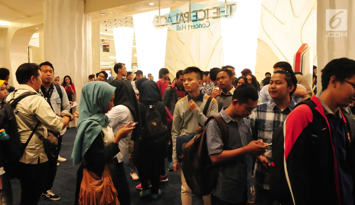 Sejumlah mahasiswa memadati lokasi pendaftaran untuk menjadi peserta Citizen Journalist Academy Energi Muda Pertamina, Jakarta, Kamis (27/7). (Liputan6.com/Helmi Afandi)
