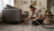 6 Cara Membersihkan Bagian Bawah Sofa Tanpa Memindahkannya, Debu Hilang Seketika