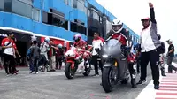Awal Liputan6.com bersiap menjajal Honda RC213V-S di Sirkuit International Sentul. (Endang/Liputan6.com)