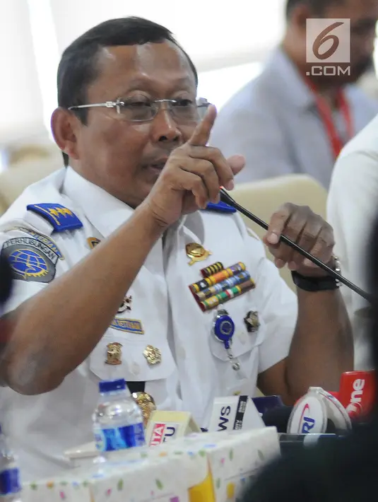 Dirjen Perhubungan Darat Kemenhub Budi Setiyadi mengumumkan tarif untuk ojek online (ojol) di Kementerian Perhubungan, Jakarta, Senin (25/3). Besaran tarif ojek online (ojol) dibagi ke dalam 3 zonasi dan ketentuan tarif ini akan mulai berlaku mulai 1 Mei 2019. (Liputan6.com/Herman Zakharia)