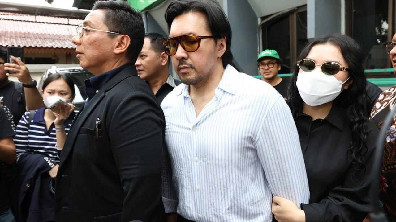 Potret David Eks Naif Dampingi Audrey Davis ke Pengadilan Untuk Kasus Video Syur, Persidangan Ditunda Besok