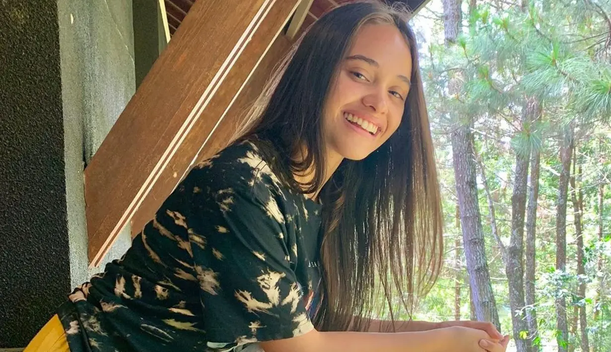 Paras blasteran Indonesia-Italia, Aurora menjadi salah satu daya tarik bintang sinetron Siapa Takut Orang Ketiga ini. Meski tidak mengenakan makeup sama sekali, penampilannya dipuji cantik oleh netizen. (Liputan6.com/IG/@auroraribero)