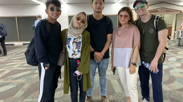 6 Potret Kedekatan Hafna Alliya Istri Angga Putra dan Rekan Artis, Bak Teman Lama