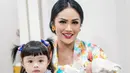 <p>Dalam potret yang dibagikan, salah satu Diva Indonesia itu terlihat begitu bahagia. Tidak hanya bersama si kecil, tapi juga baby Ameena. KD tampak anggun dengan kebaya Jawa motif bunga dan juga dengan kain jarik. [Instagram/krisdayantilemos]</p>