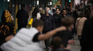 Seorang pria yang mengenakan masker berjalan di sepanjang area perbelanjaan Oxford Street di pusat kota London, Rabu (20/10/2021). Organisasi Kesehatan Dunia atau WHO mencatat terjadi kenaikan kasus Covid-19 sebesar 7% di seluruh Eropa pada pekan lalu. (AP Photo/Matt Dunham)