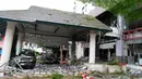 Suasana tempat kejadian setelah ledakan bom mobil di Southern Hotel, Provinsi Pattani, Thailand, Rabu (24/8). Diketahui ada dua bom yang meledak di sekitar Southern Hotel di kawasan Pantai Pattani, Thailand Selatan. (REUTERS/Surapan Boonthanom)