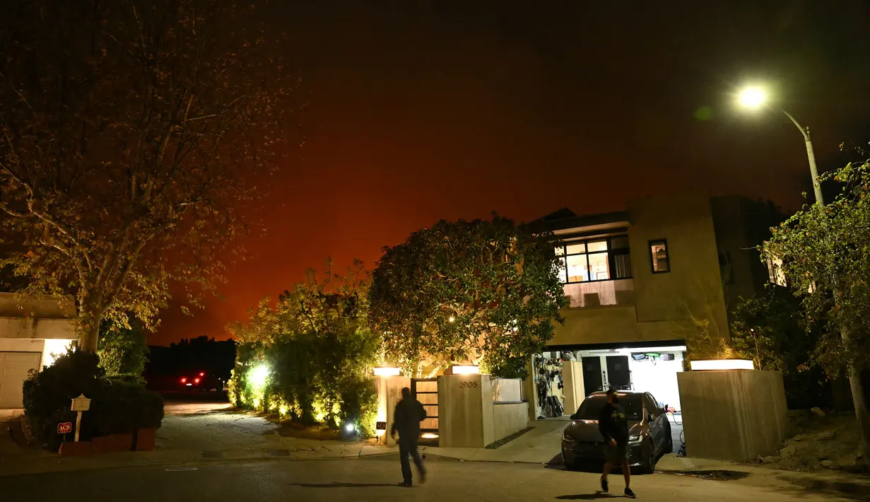 Otoritas setempat telah mengeluarkan perintah evakuasi untuk mencegah bertambahnya korban dalam Kebakaran Palisades. (Patrick T. Fallon/AFP)