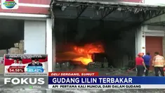 Banyaknya barang yang mudah terbakar membuat api cepat membesar hingga menyambar seluruh barang yang ada di dalam gudang.