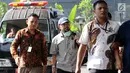Senior Manager Keuangan PDAM Bandarmasih, Transis (tengah) saat tiba untuk menjalani pemeriksaan lanjutan di Gedung KPK, Jakarta, Jumat (15/9). KPK memeriksa empat orang terkait OTT Banjarmasin. (Liputan6.com/Helmi Fithriansyah)