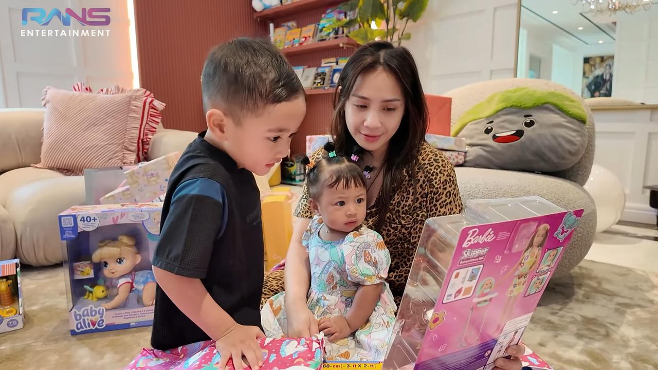 Unboxing Kado Baby Lily, Nagita Slavina Girang Banget Dapat Hadiah Ini - Nostalgia Masa Kecil